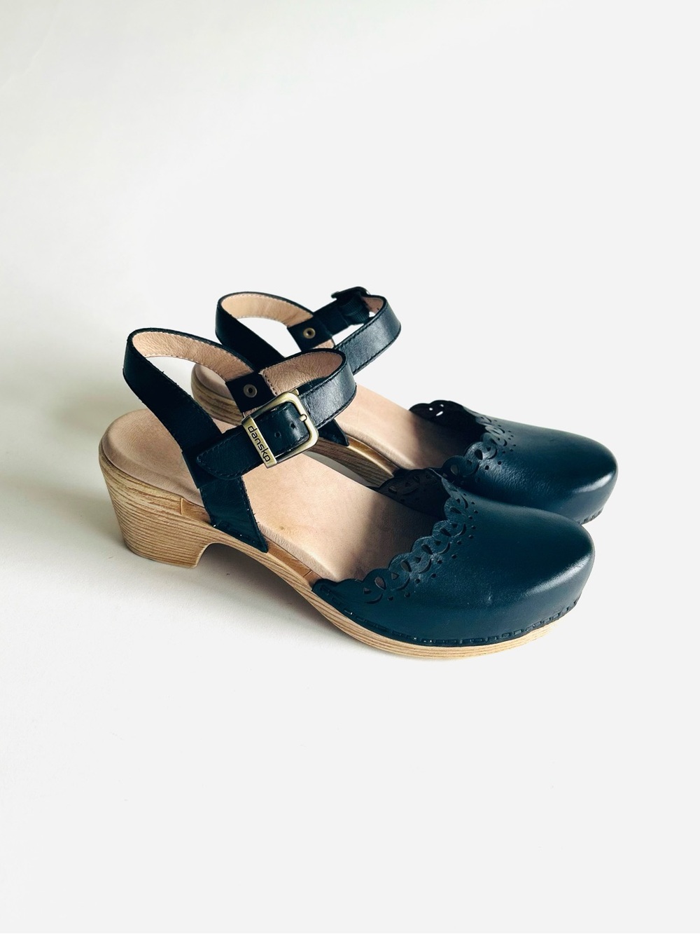 Dansko Black Leather Round Toe Synthetic Outsole Clogs size EUR 38, US 7.5